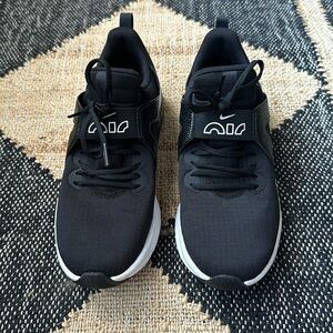 Nike air max women’s shoes Bella 5 in black with faux snakeskin detail